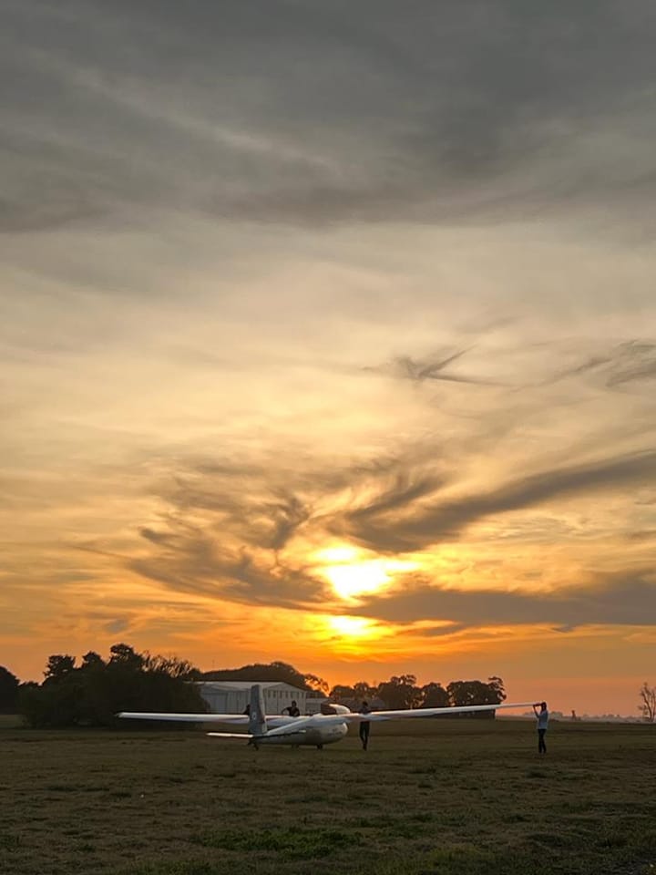 Sentí el placer de volar sin motor, acompañado del vuelo de las aves