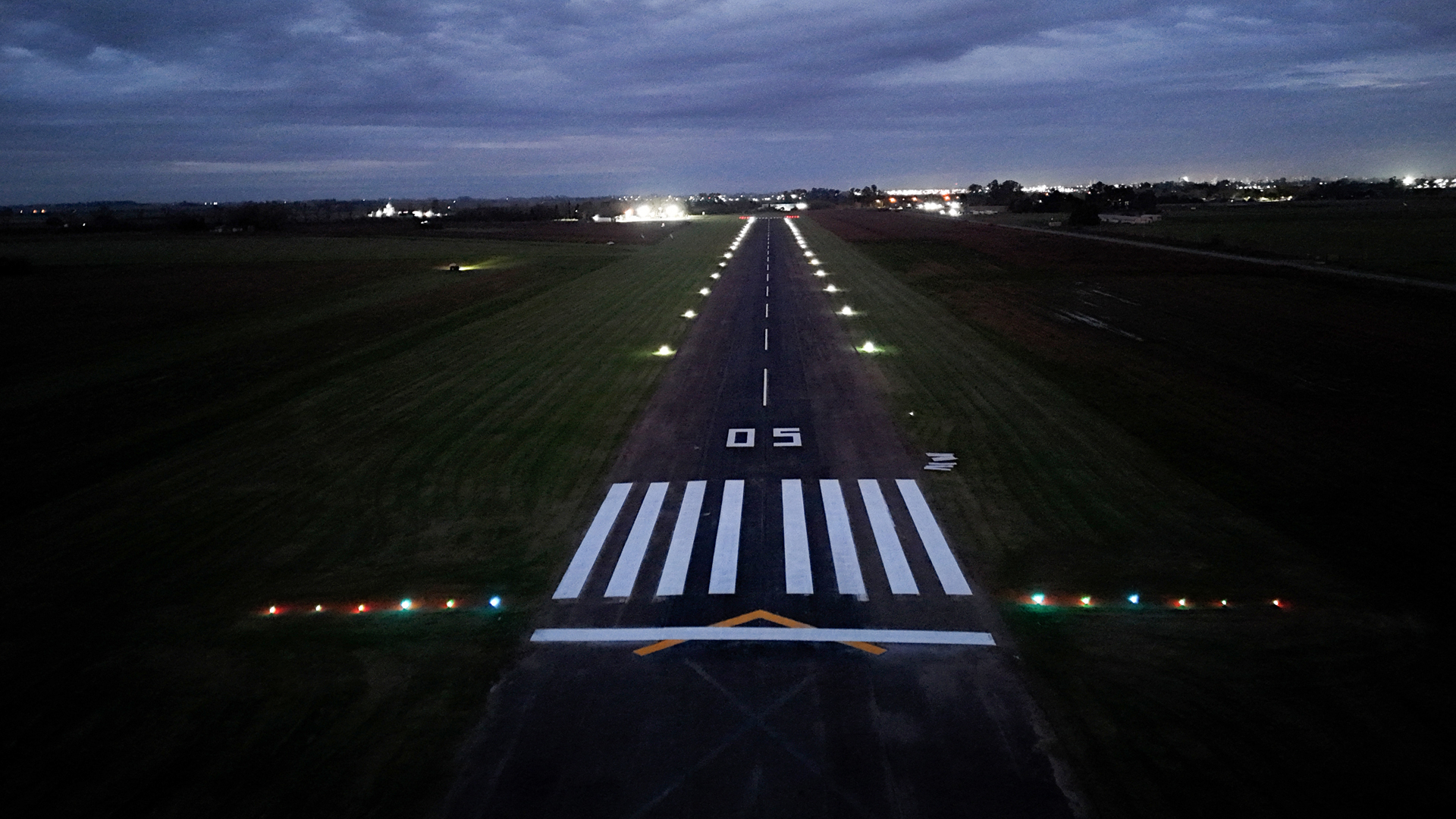 Viví la experiencia del vuelo nocturno en un paseo sobre la ciudad